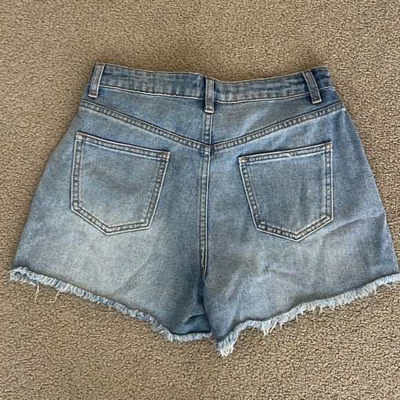 Denim cut off shorts with rhinestone fringe on pockets. Size 3/25 - Picture 4 of 4
